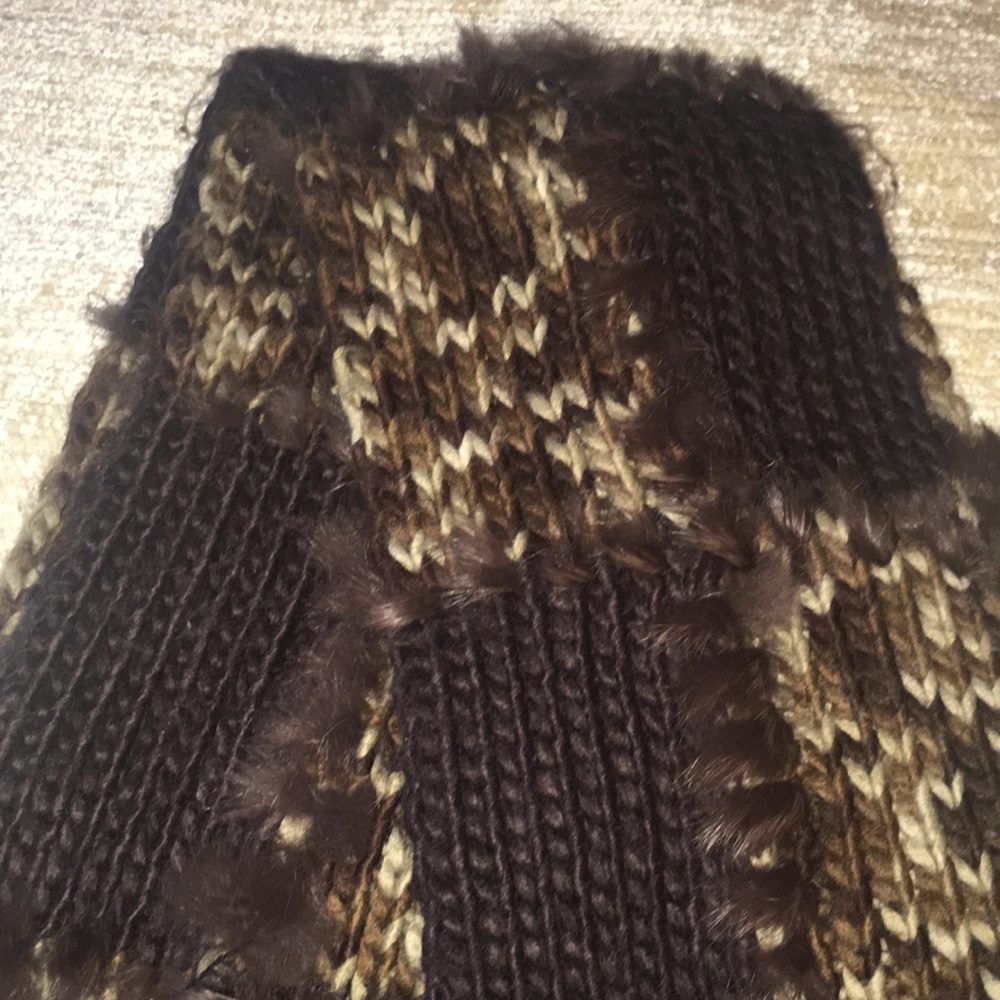Beautiful & warm crocheted scarf with faux fur - Picture 3 of 4